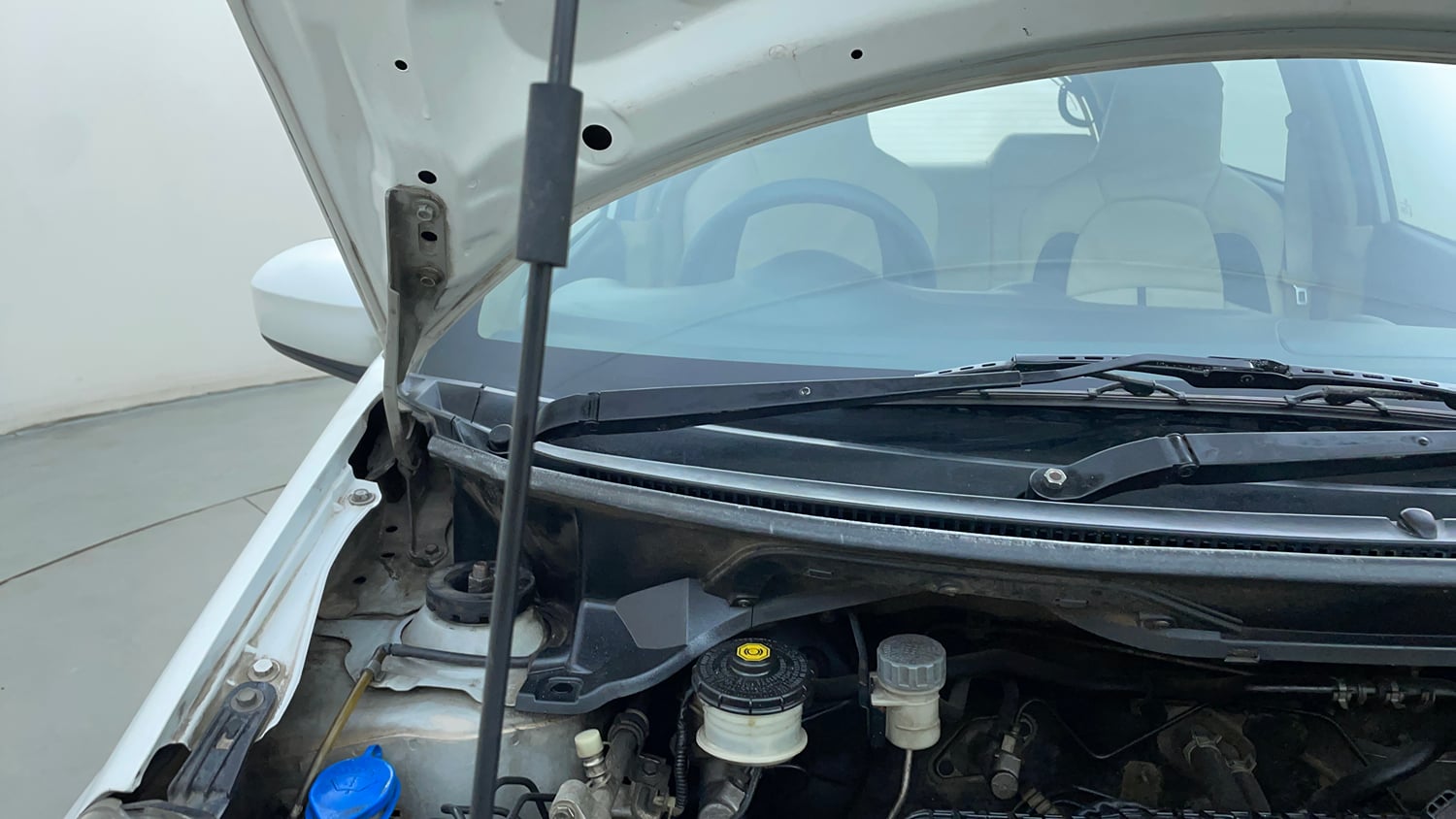 Used 2013 Honda Brio VX MT Petrol Manual engine ENGINE RIGHT SIDE HINGE & APRON VIEW