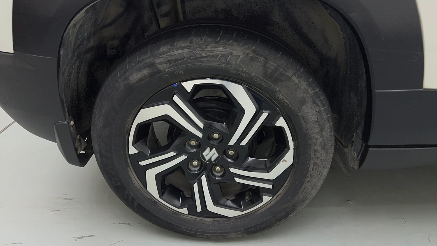 Used 2023 Maruti Suzuki Brezza ZXi Plus AT Petrol Automatic tyres RIGHT REAR TYRE RIM VIEW