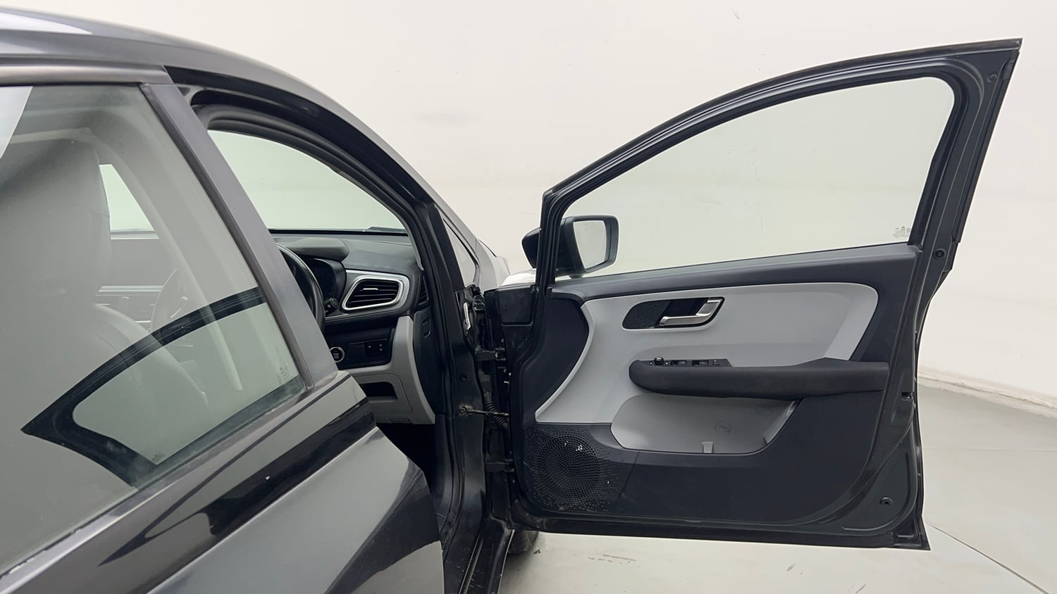 Used 2020 Tata Altroz XZ Petrol Petrol Manual interior RIGHT FRONT DOOR OPEN VIEW