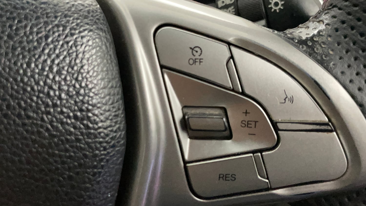 Used 2023 Mahindra XUV 300 W8 (O) 1.5 Diesel AMT Diesel Automatic top_features Cruise control