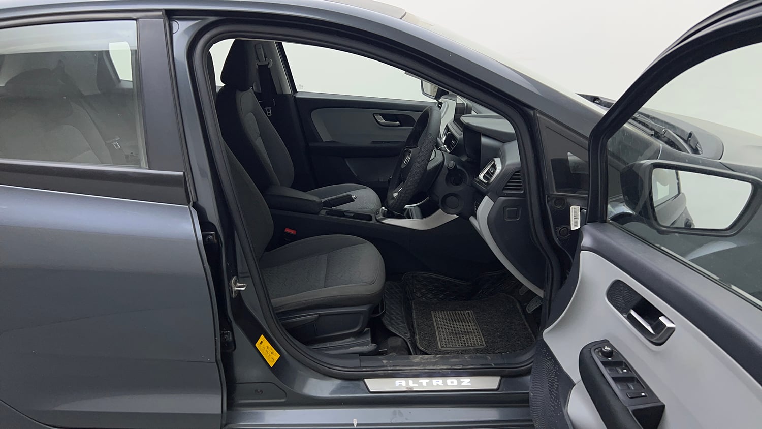 Used 2020 Tata Altroz XZ Petrol Petrol Manual interior RIGHT SIDE FRONT DOOR CABIN VIEW