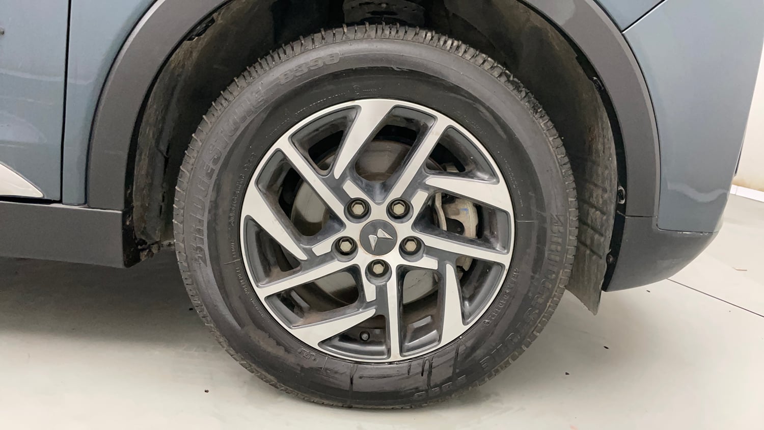 Used 2023 Mahindra XUV 300 W8 (O) 1.5 Diesel AMT Diesel Automatic tyres RIGHT FRONT TYRE RIM VIEW