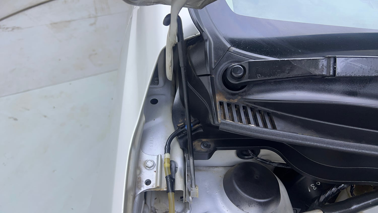 Used 2017 Maruti Suzuki Celerio ZXI (O) AMT Petrol Automatic engine ENGINE RIGHT SIDE HINGE & APRON VIEW