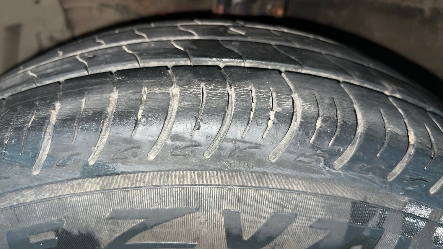 Used 2015 Maruti Suzuki Ciaz ZXi  AT Petrol Automatic tyres LEFT FRONT TYRE TREAD VIEW