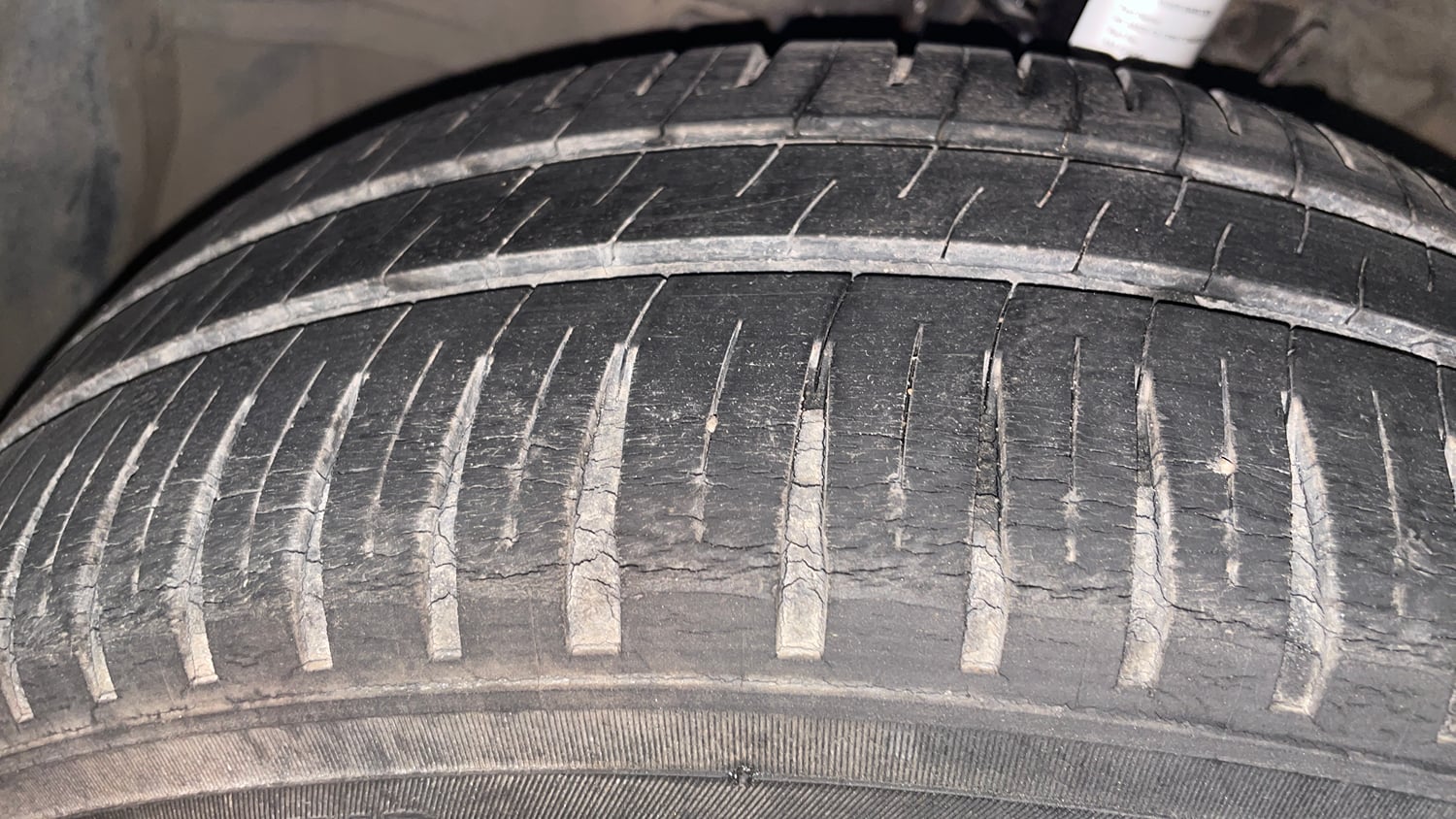 Used 2013 Honda Brio VX MT Petrol Manual tyres LEFT FRONT TYRE TREAD VIEW