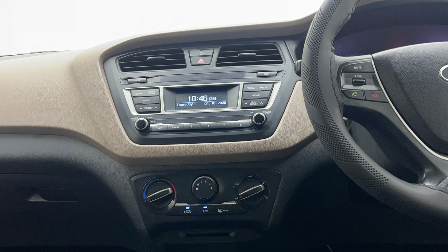Used 2017 Hyundai Elite i20 Sportz 1.2 Petrol Manual top_features Integrated (in-dash) music system