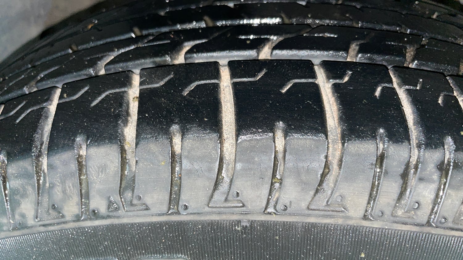 Used 2023 Mahindra XUV 300 W8 (O) 1.5 Diesel AMT Diesel Automatic tyres RIGHT FRONT TYRE TREAD VIEW