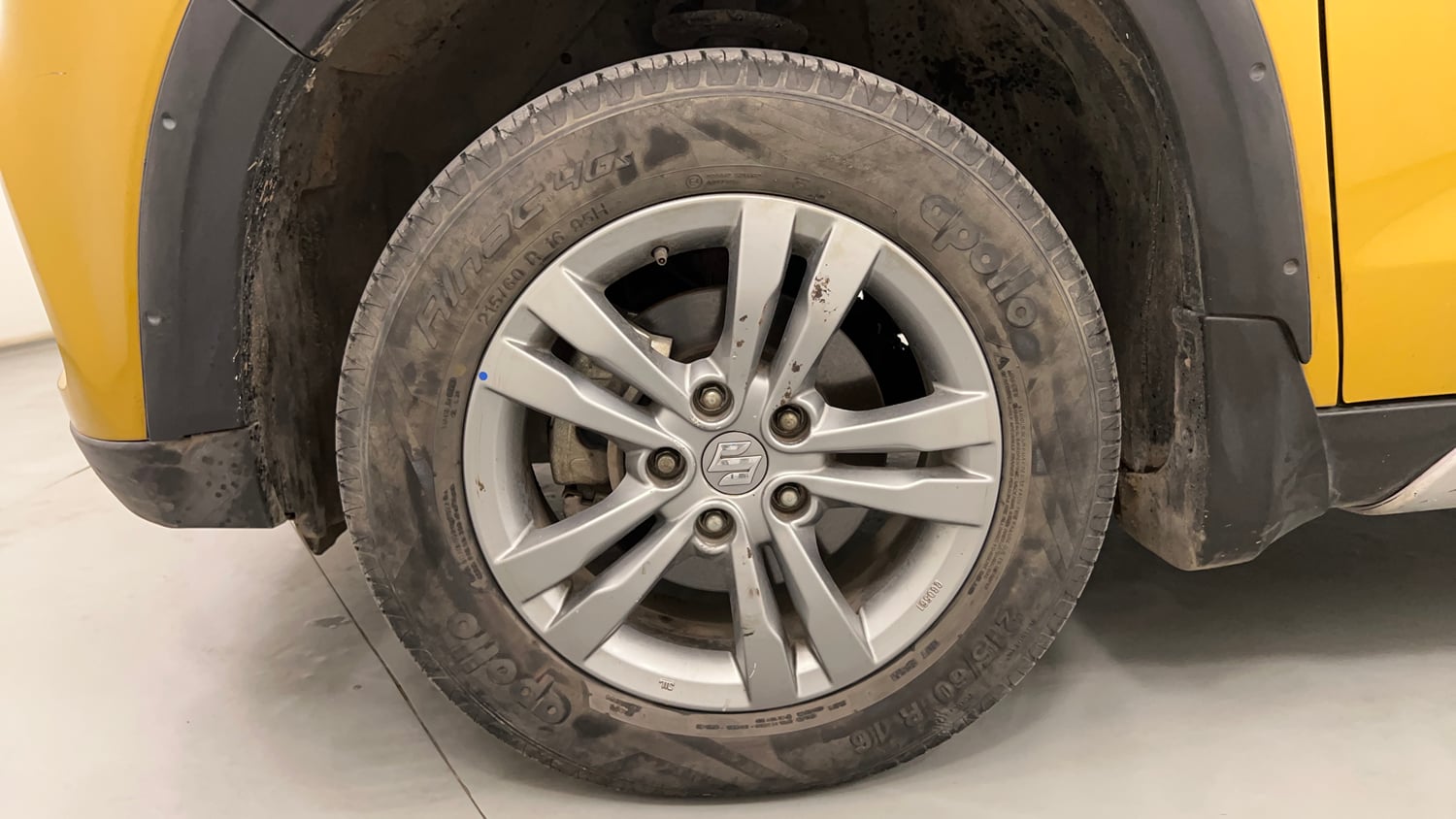 Used 2017 Maruti Suzuki Vitara Brezza [2016-2020] ZDi Diesel Manual tyres LEFT FRONT TYRE RIM VIEW
