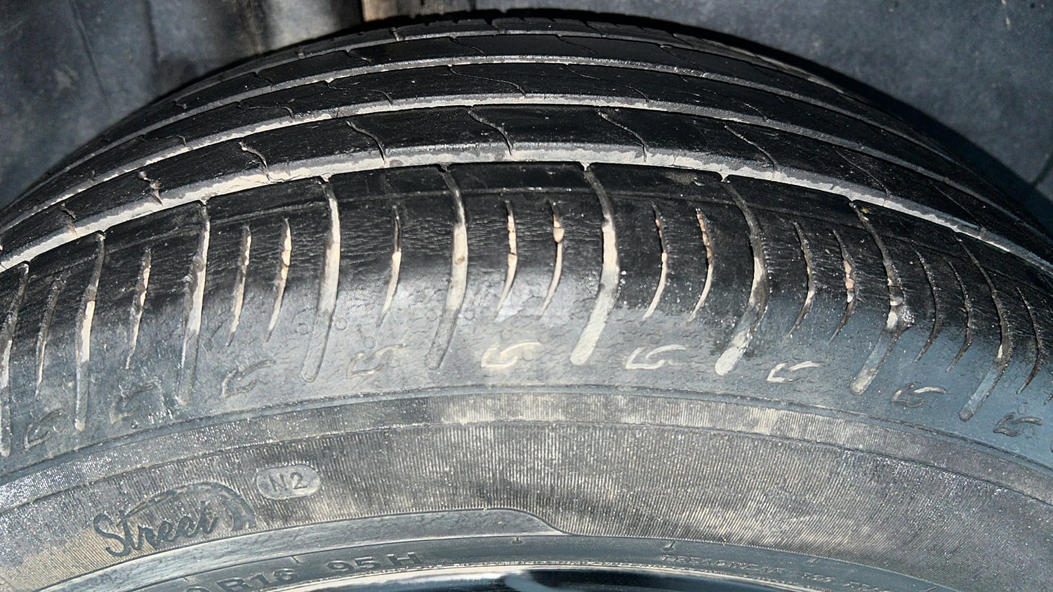 Used 2022 Maruti Suzuki Brezza ZXi Petrol Manual tyres RIGHT REAR TYRE TREAD VIEW