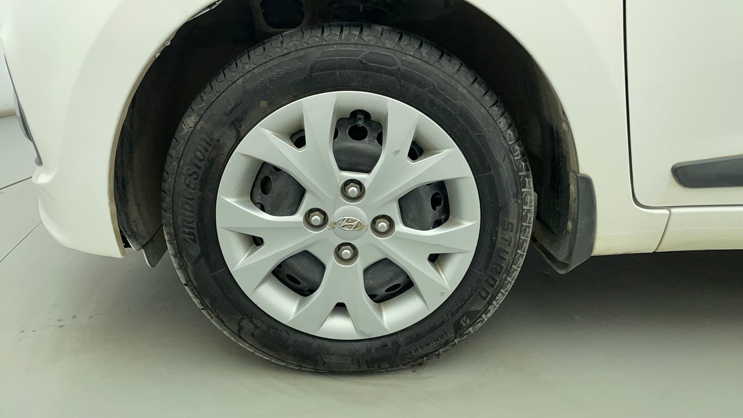 Used 2015 Hyundai Grand i10 Sportz 1.2 Kappa VTVT Petrol Manual tyres LEFT FRONT TYRE RIM VIEW