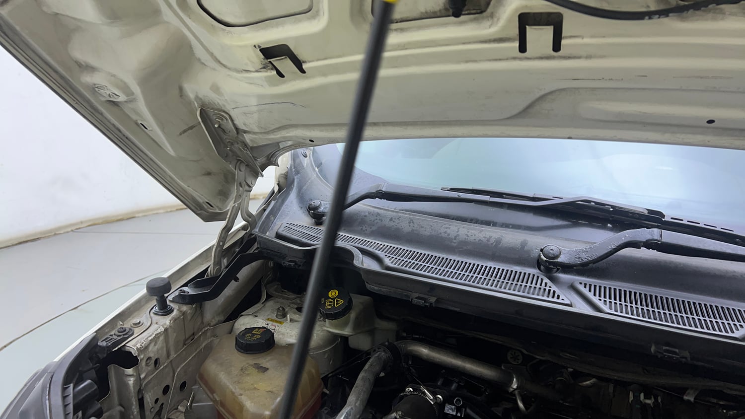 Used 2017 Ford EcoSport Trend+ 1.5L TDCi Diesel Manual engine ENGINE RIGHT SIDE HINGE & APRON VIEW