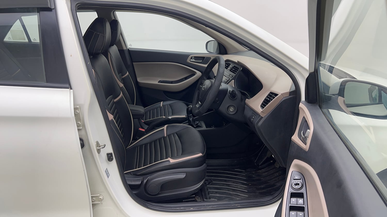 Used 2017 Hyundai Elite i20 Sportz 1.2 Petrol Manual interior RIGHT SIDE FRONT DOOR CABIN VIEW