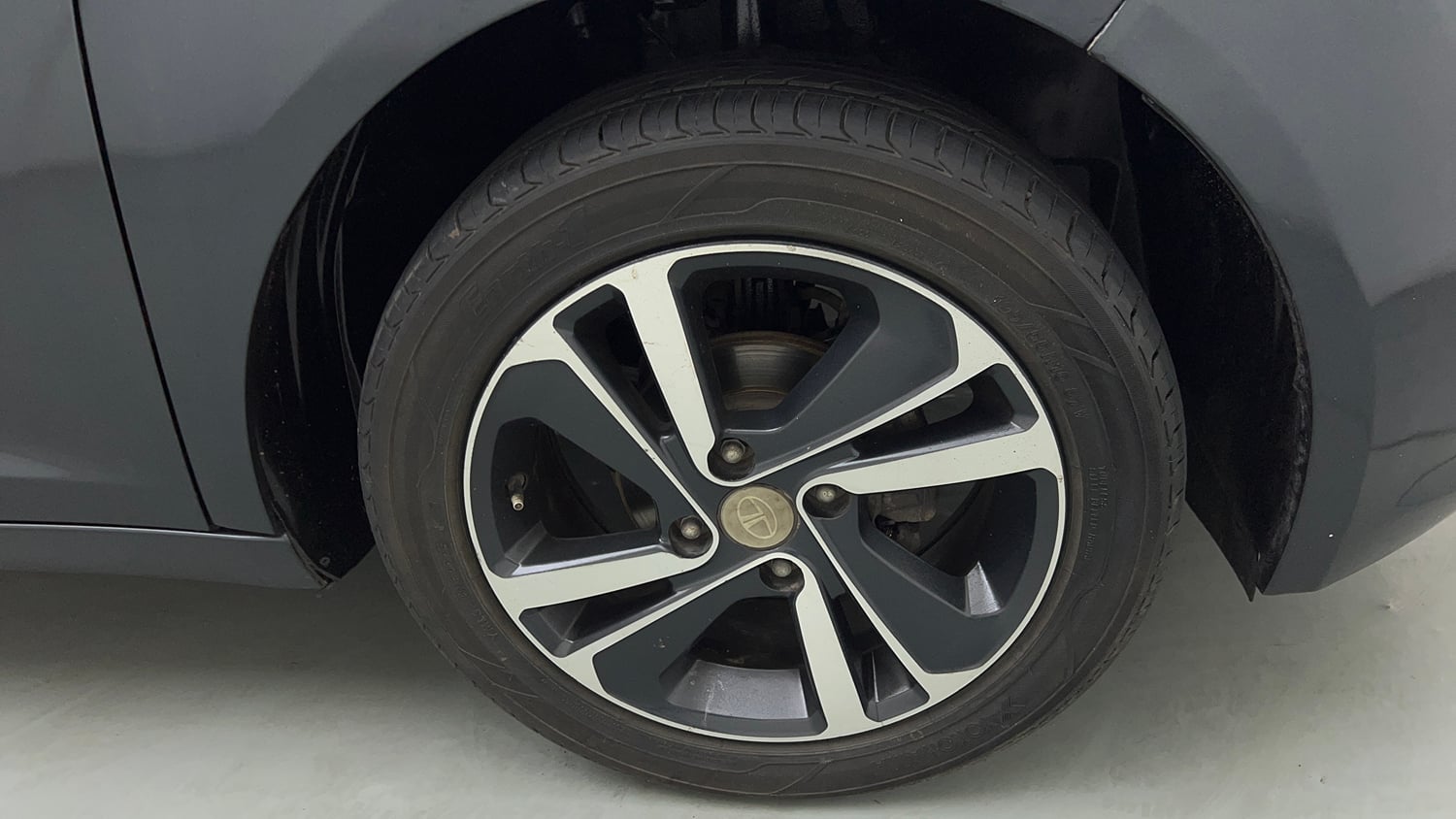 Used 2020 Tata Altroz XZ Petrol Petrol Manual tyres RIGHT FRONT TYRE RIM VIEW