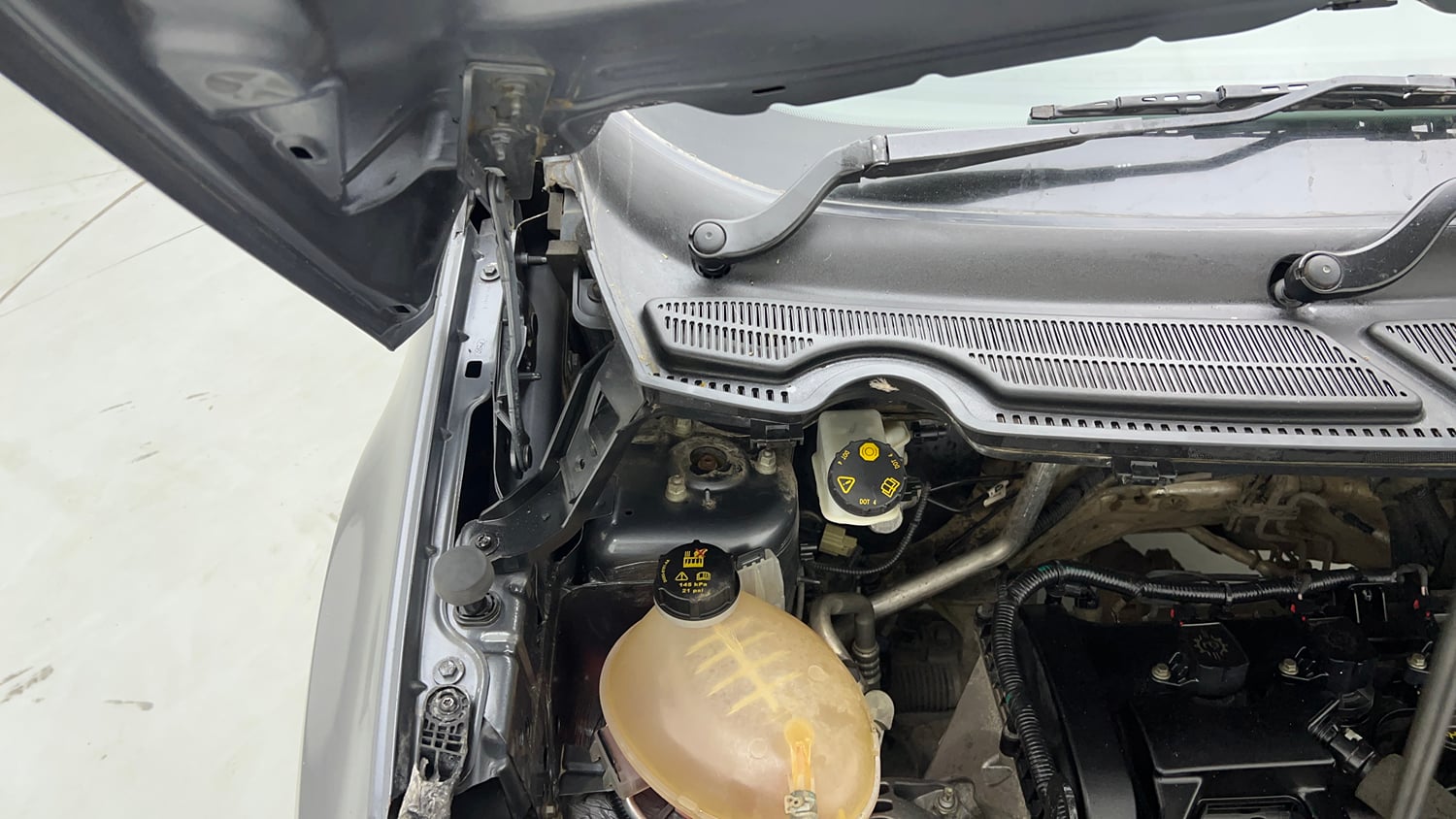 Used 2018 Ford EcoSport Trend + 1.5L Ti-VCT AT Petrol Automatic engine ENGINE RIGHT SIDE HINGE & APRON VIEW