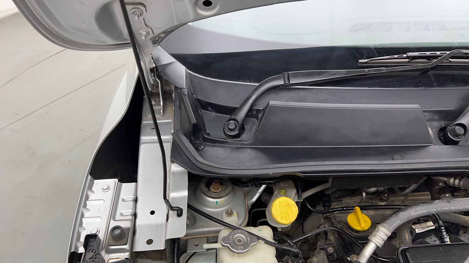 Used 2021 Renault Triber RXZ Petrol Manual engine ENGINE RIGHT SIDE HINGE & APRON VIEW