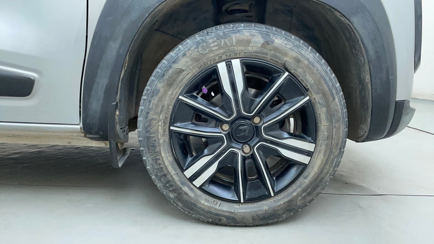 Used 2024 Renault Kwid CLIMBER AMT Petrol Automatic tyres RIGHT FRONT TYRE RIM VIEW