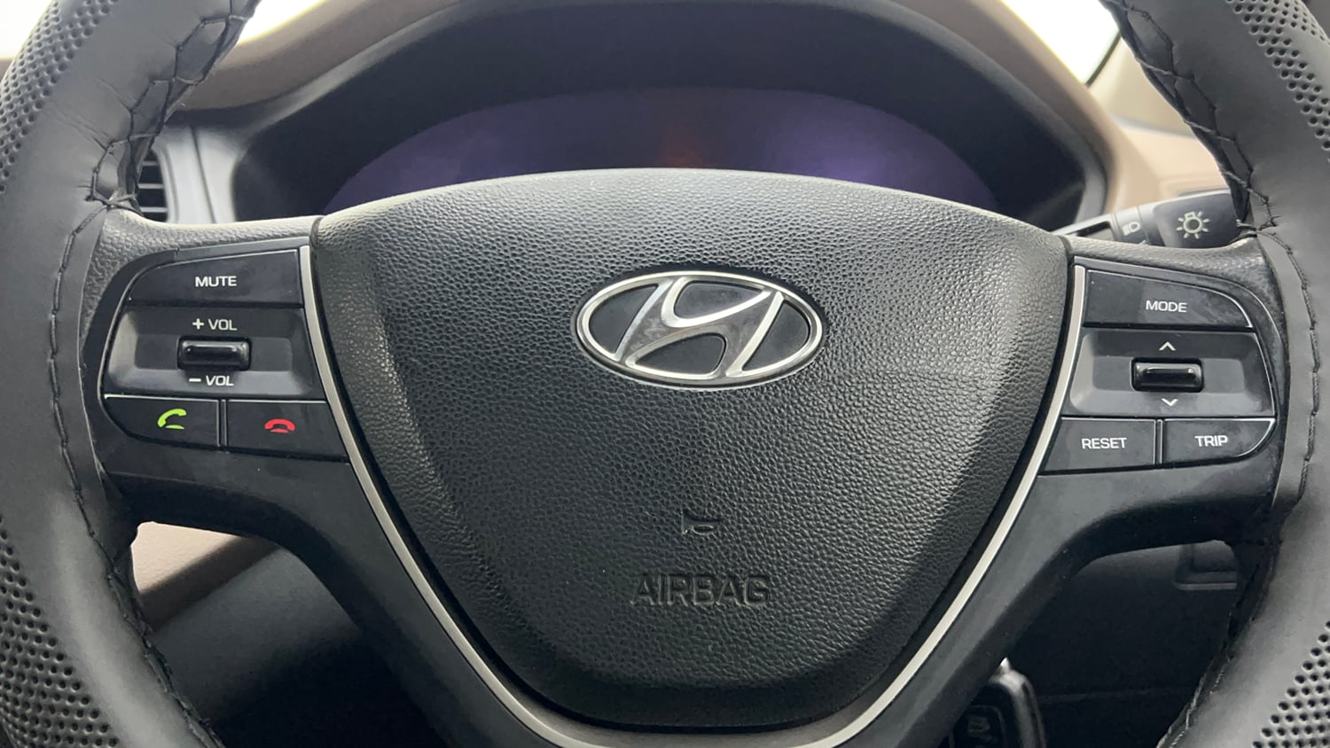 Used 2017 Hyundai Elite i20 Sportz 1.2 Petrol Manual top_features Steering mounted controls