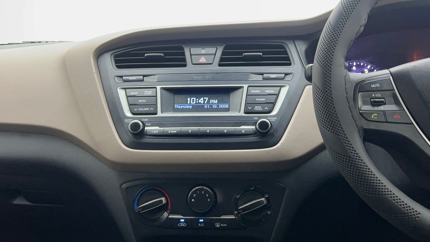 Used 2017 Hyundai Elite i20 Sportz 1.2 Petrol Manual interior MUSIC SYSTEM & AC CONTROL VIEW