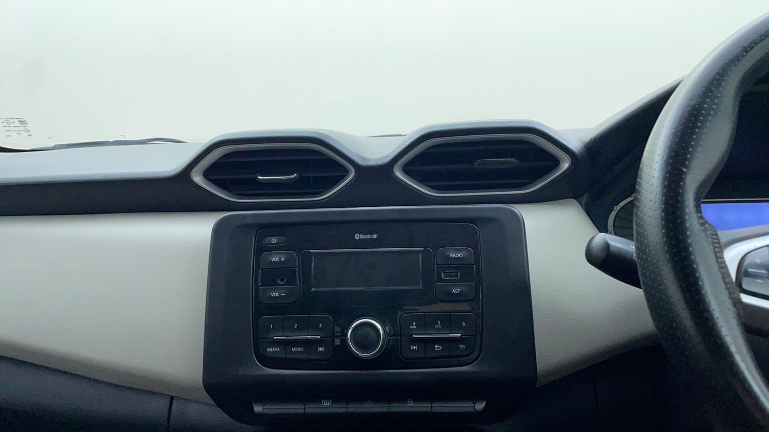 Used 2022 Nissan Magnite XV Executive Petrol Manual top_features Integrated (in-dash) music system