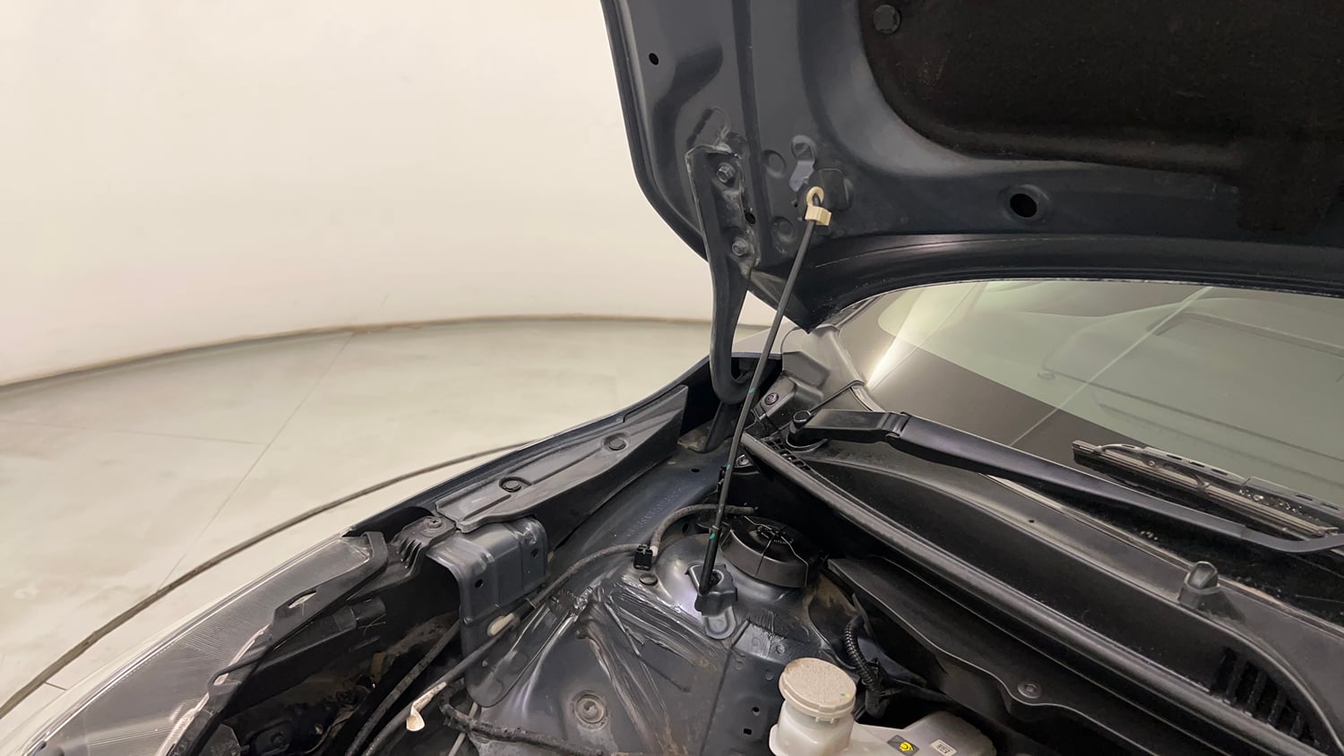Used 2022 Maruti Suzuki Baleno Alpha MT Petrol Manual engine ENGINE RIGHT SIDE HINGE & APRON VIEW