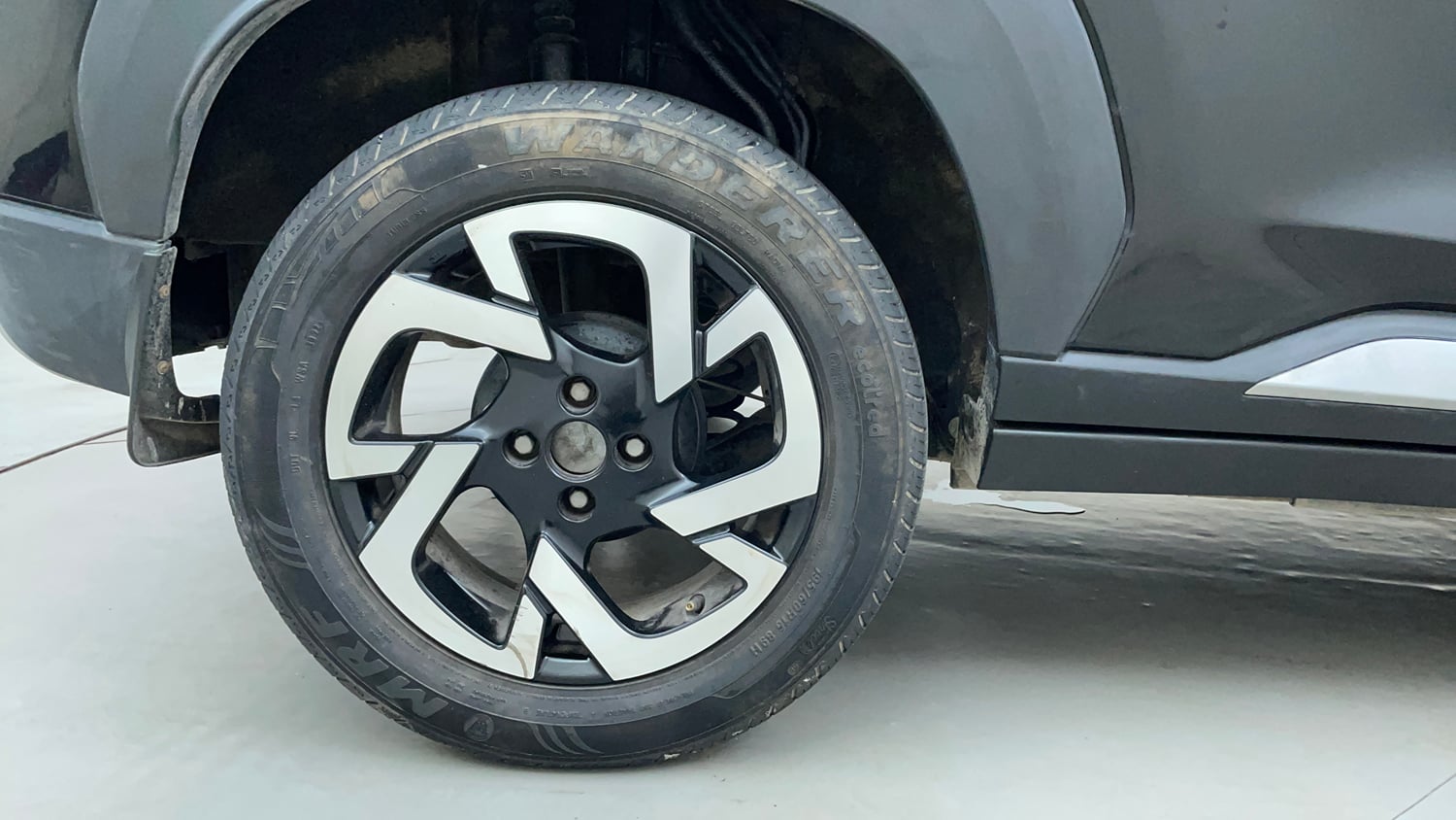 Used 2022 Nissan Magnite XV Premium Turbo CVT Petrol Automatic tyres RIGHT REAR TYRE RIM VIEW