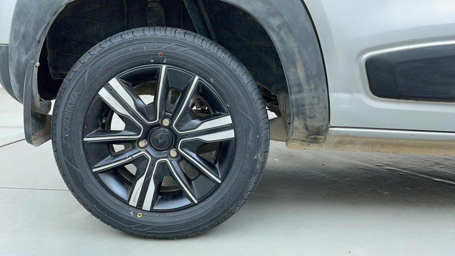 Used 2024 Renault Kwid CLIMBER AMT Petrol Automatic tyres RIGHT REAR TYRE RIM VIEW