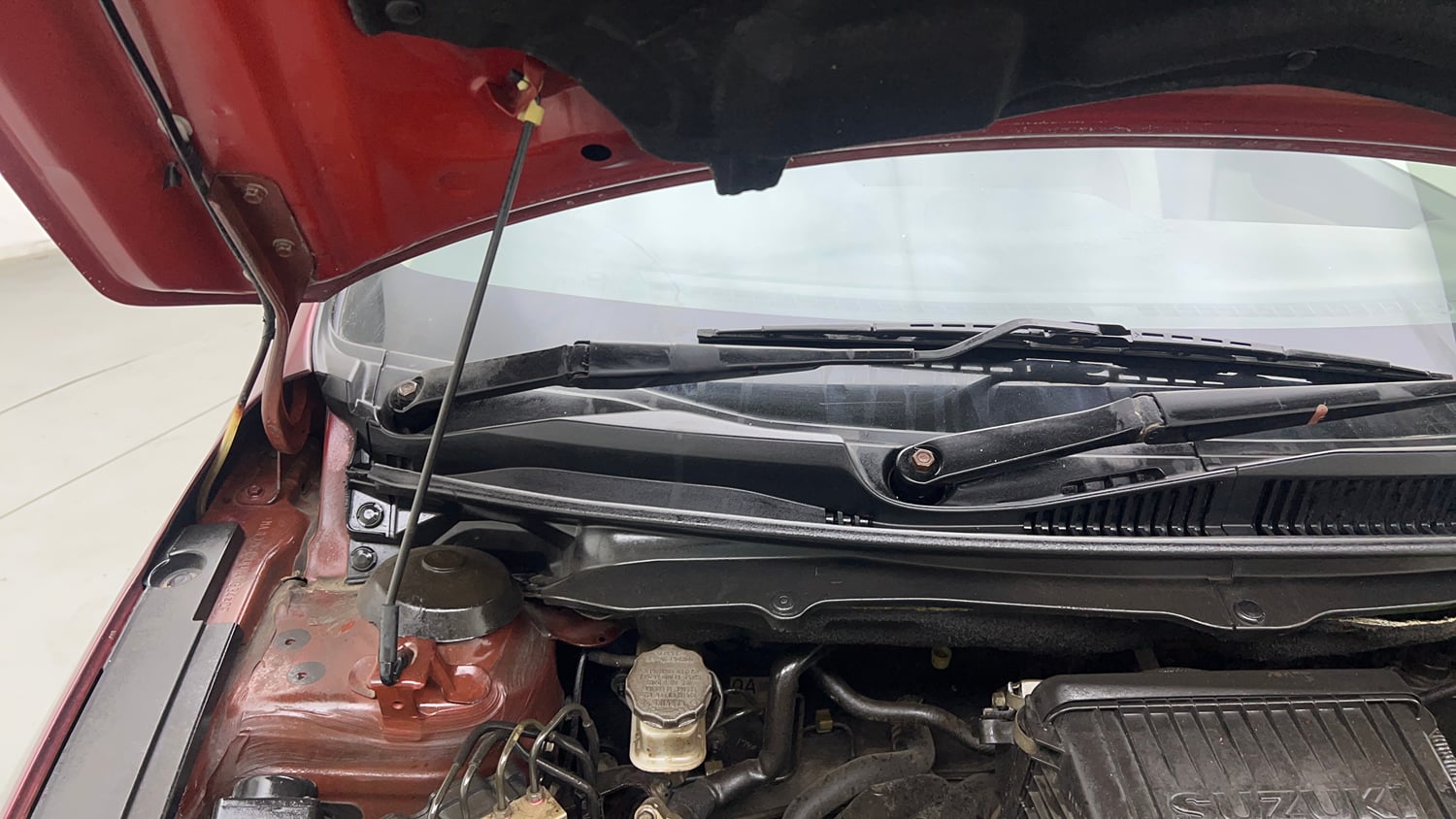 Used 2015 Maruti Suzuki Ciaz ZXi  AT Petrol Automatic engine ENGINE RIGHT SIDE HINGE & APRON VIEW