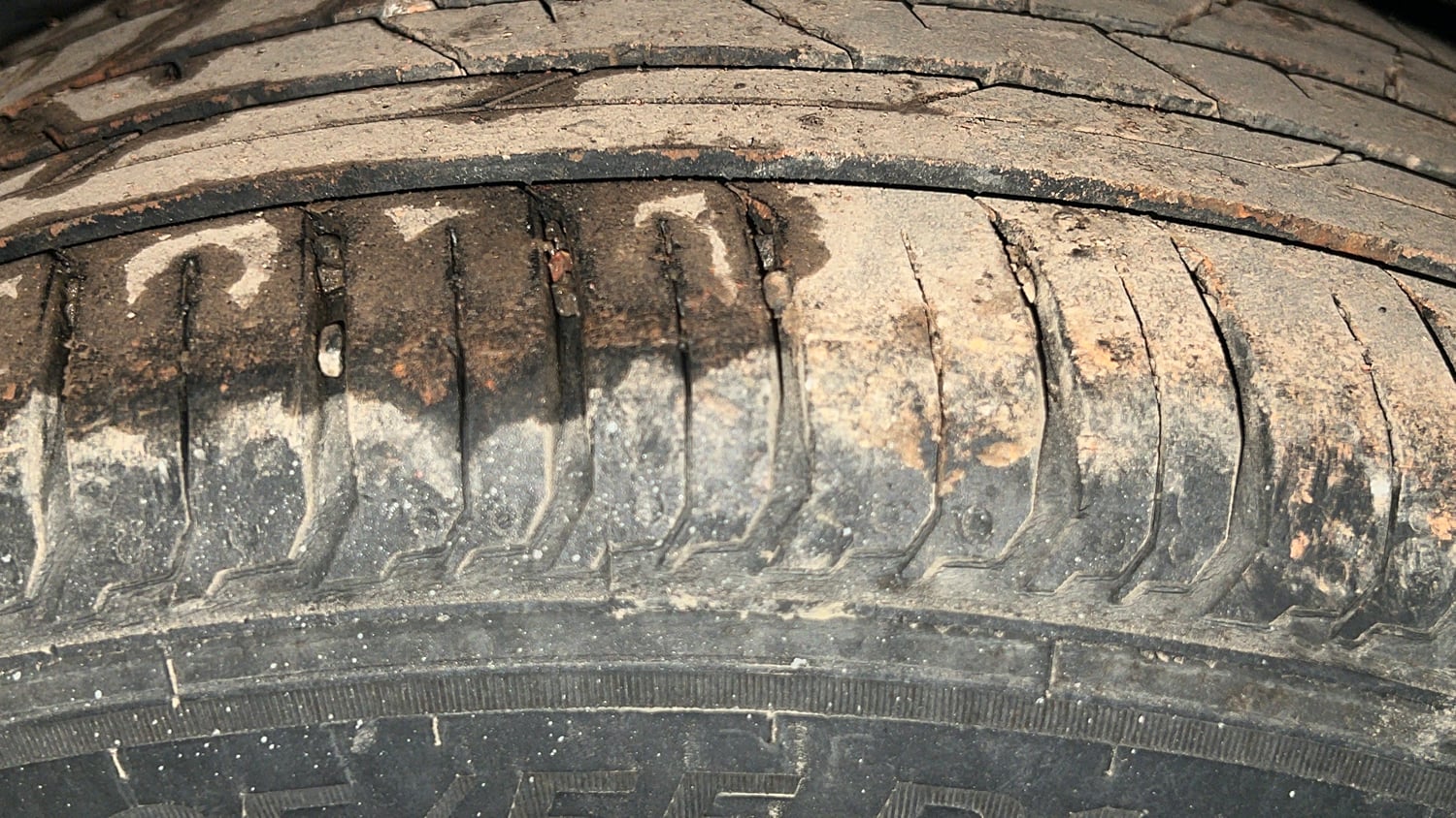 Used 2024 Hyundai New i20 Asta (O) 1.2 IVT Petrol Automatic tyres RIGHT REAR TYRE TREAD VIEW