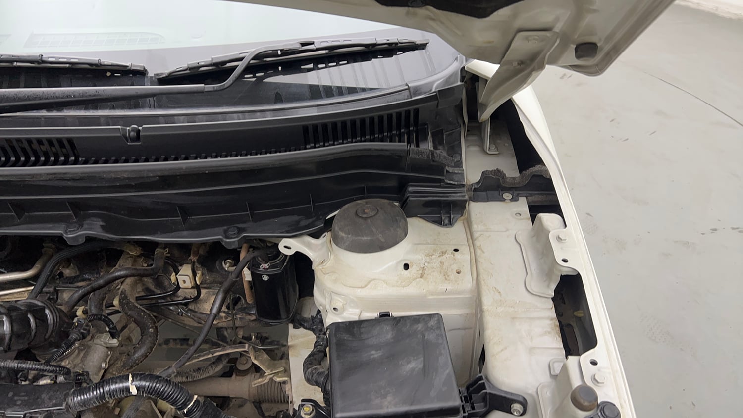 Used 2022 Maruti Suzuki Brezza ZXi Petrol Manual engine ENGINE LEFT SIDE HINGE & APRON VIEW