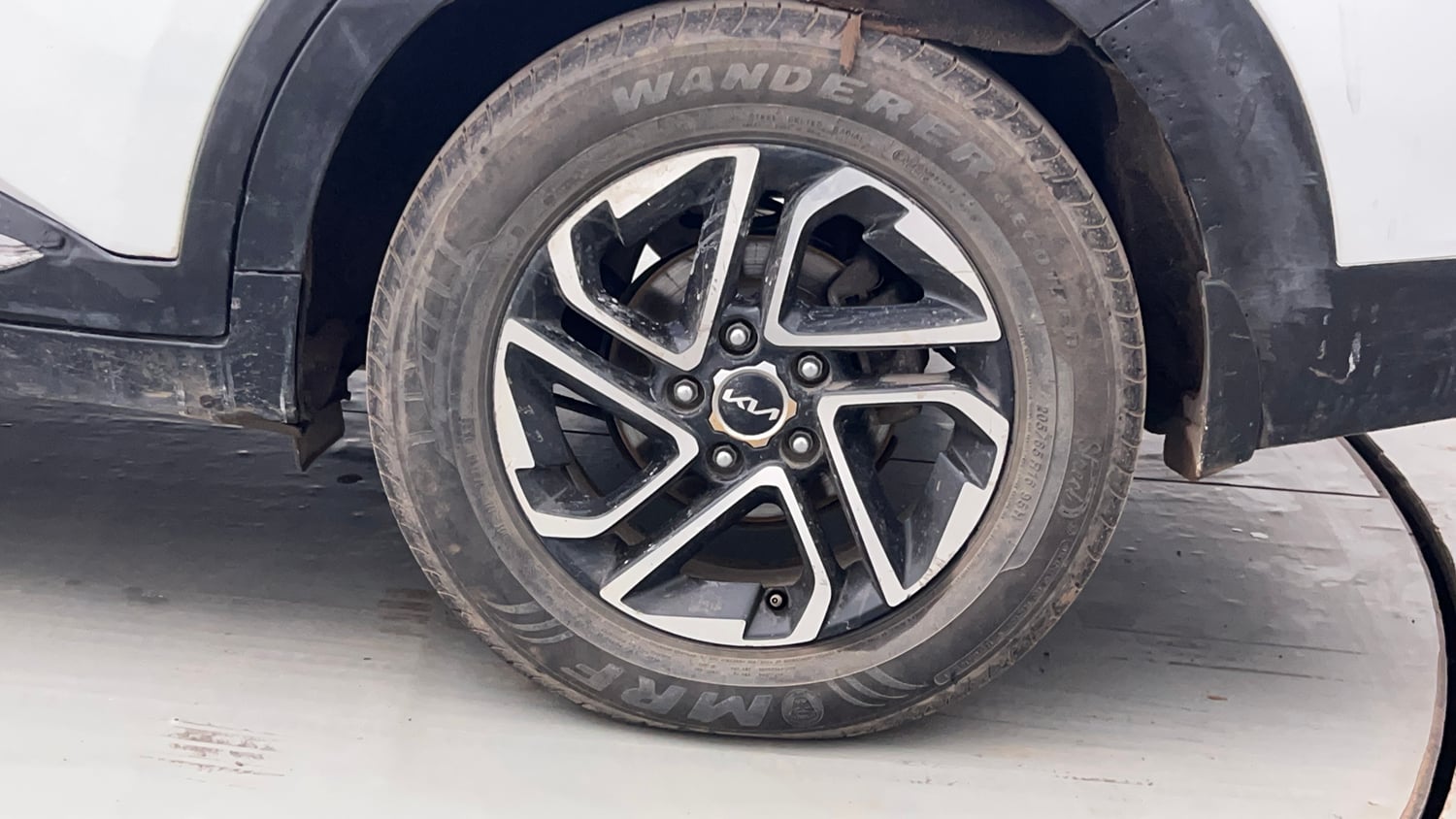 Used 2022 Kia Carens Luxury 1.4 Petrol 7 STR Petrol Manual tyres LEFT REAR TYRE RIM VIEW