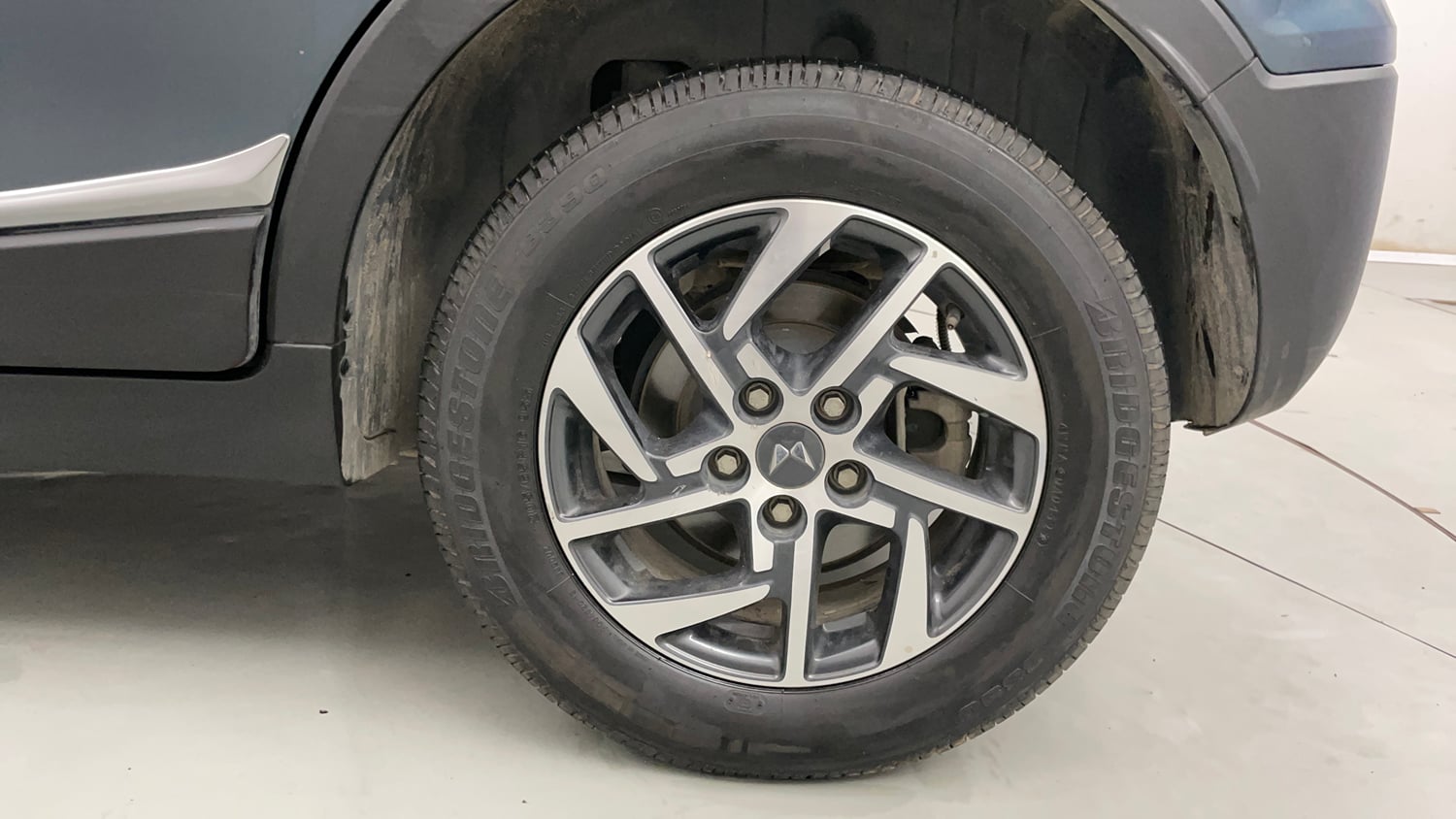 Used 2023 Mahindra XUV 300 W8 (O) 1.5 Diesel AMT Diesel Automatic tyres LEFT REAR TYRE RIM VIEW