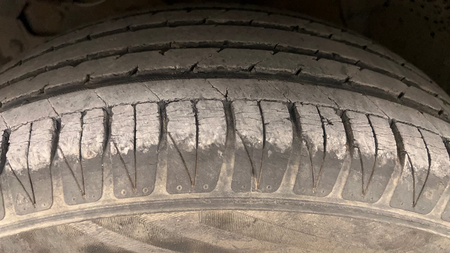 Used 2017 Maruti Suzuki Vitara Brezza [2016-2020] ZDi Diesel Manual tyres LEFT FRONT TYRE TREAD VIEW