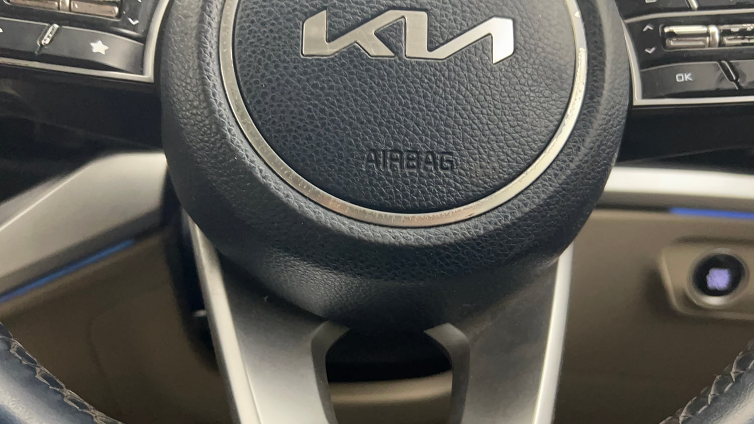 Used 2022 Kia Carens Luxury 1.4 Petrol 7 STR Petrol Manual top_features Airbags