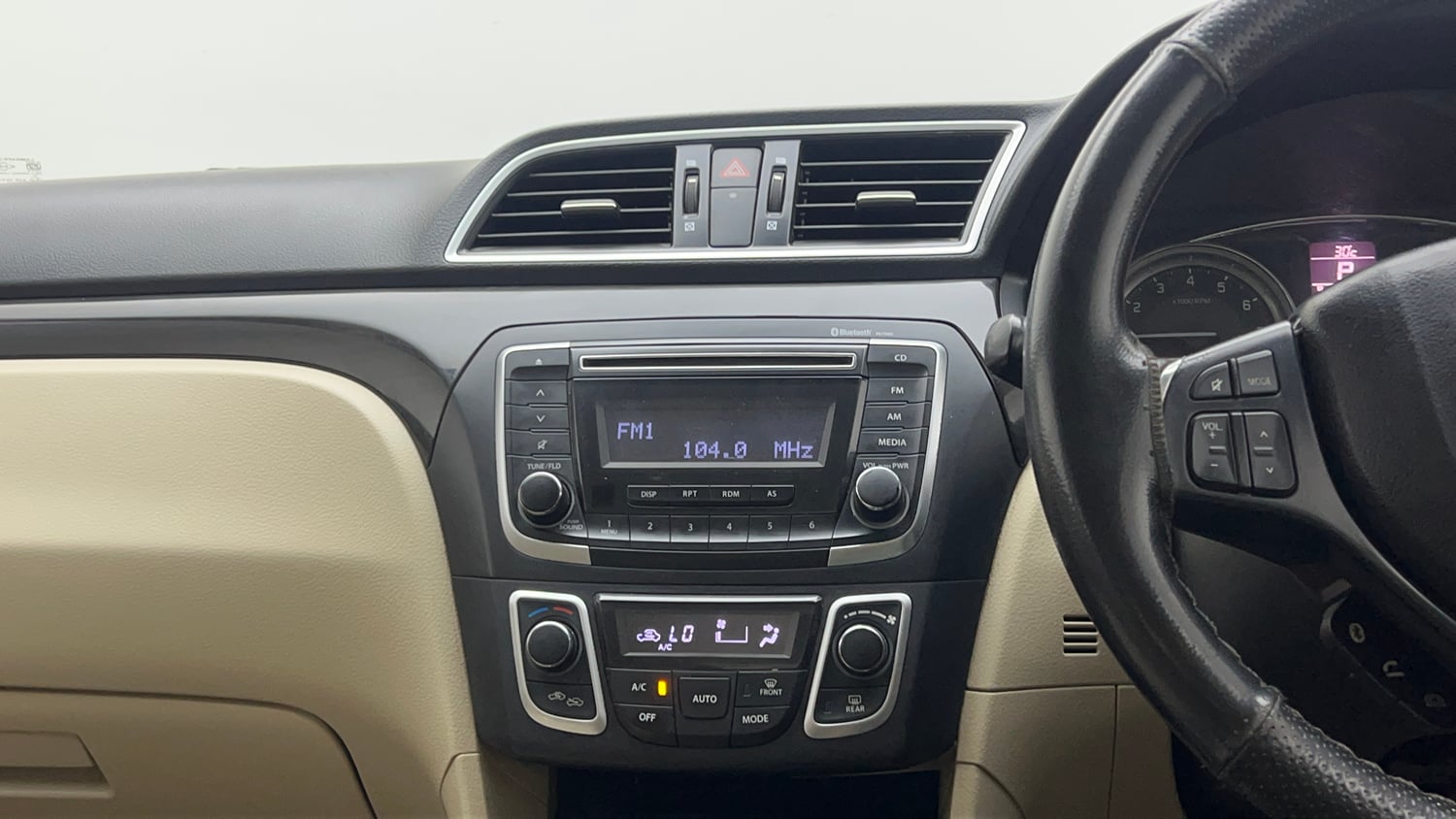Used 2015 Maruti Suzuki Ciaz ZXi  AT Petrol Automatic interior MUSIC SYSTEM & AC CONTROL VIEW