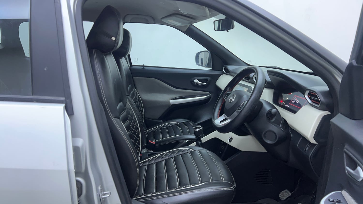 Used 2022 Nissan Magnite XV Petrol Manual interior RIGHT SIDE FRONT DOOR CABIN VIEW
