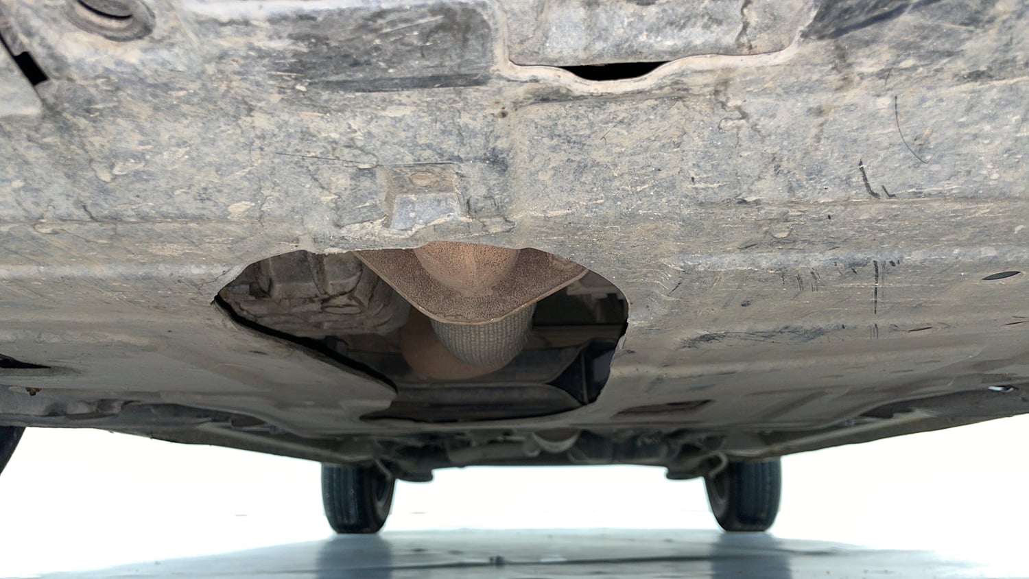 Used 2023 Mahindra XUV 300 W8 (O) 1.5 Diesel AMT Diesel Automatic extra FRONT LEFT UNDERBODY VIEW
