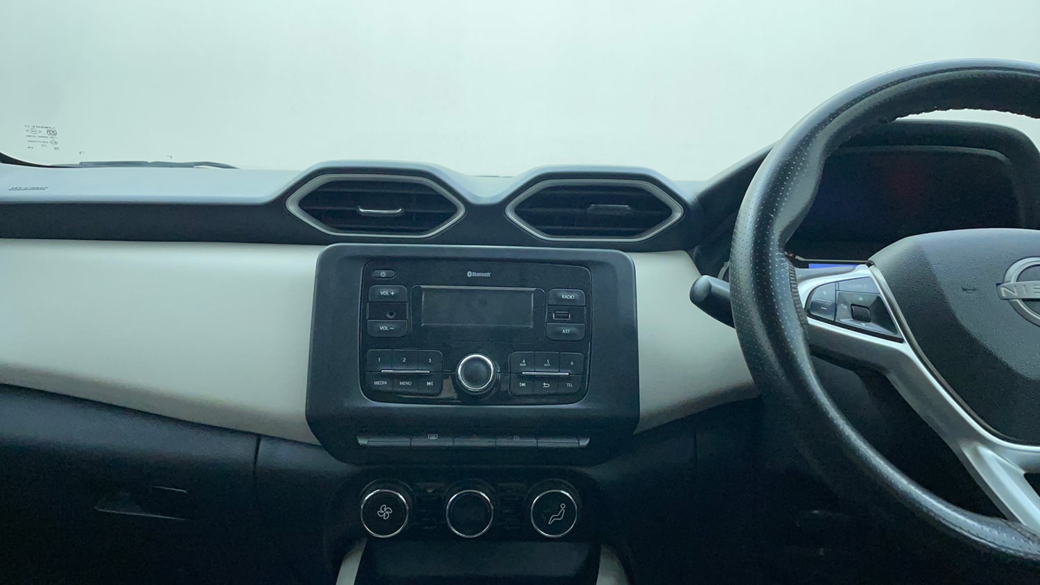 Used 2022 Nissan Magnite XV Executive Petrol Manual interior MUSIC SYSTEM & AC CONTROL VIEW