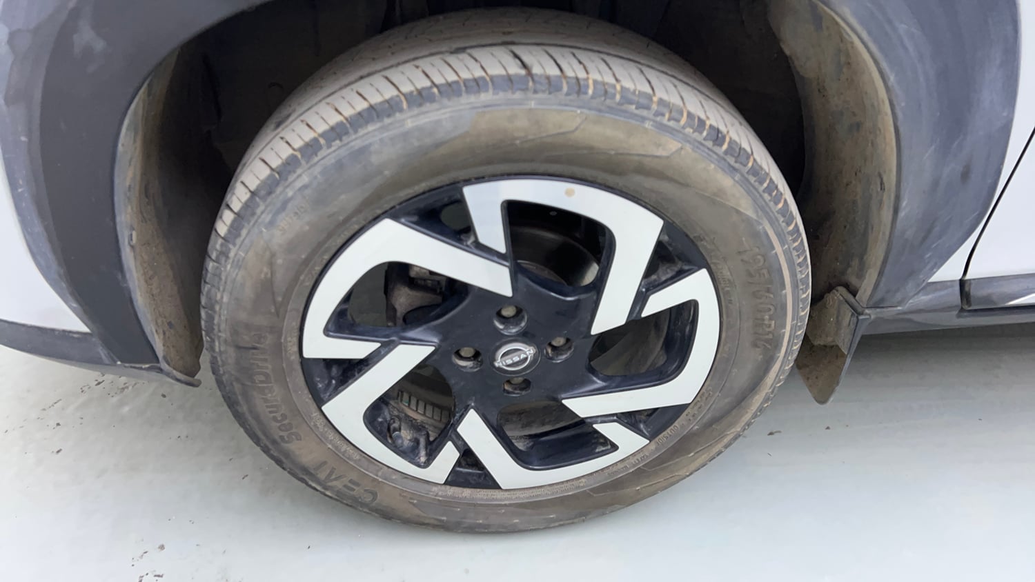 Used 2022 Nissan Magnite XV Petrol Manual tyres LEFT FRONT TYRE RIM VIEW