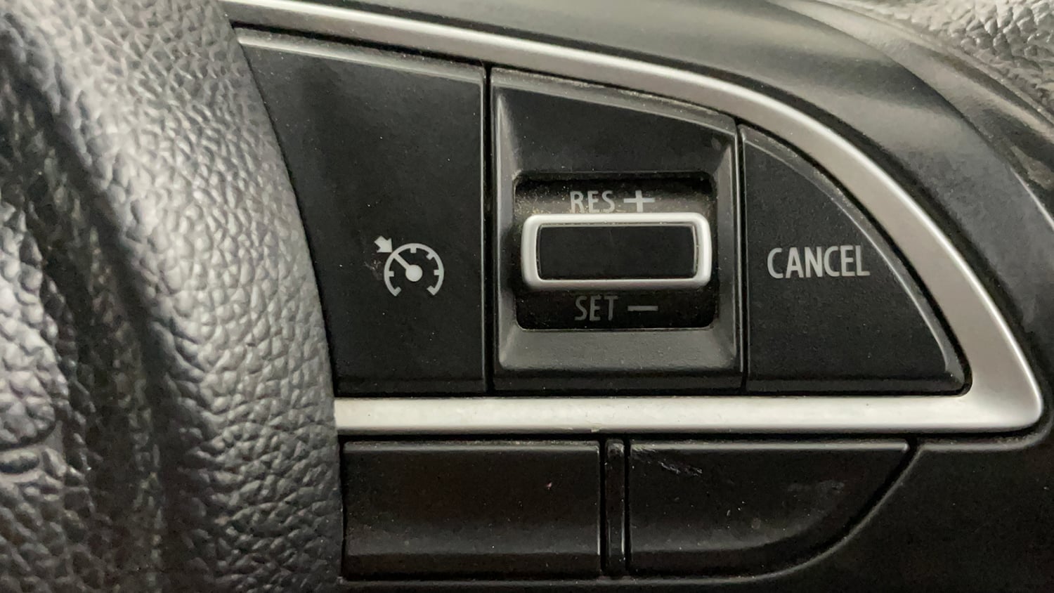 Used 2023 Maruti Suzuki XL6 Zeta MT Petrol Petrol Manual top_features Cruise control
