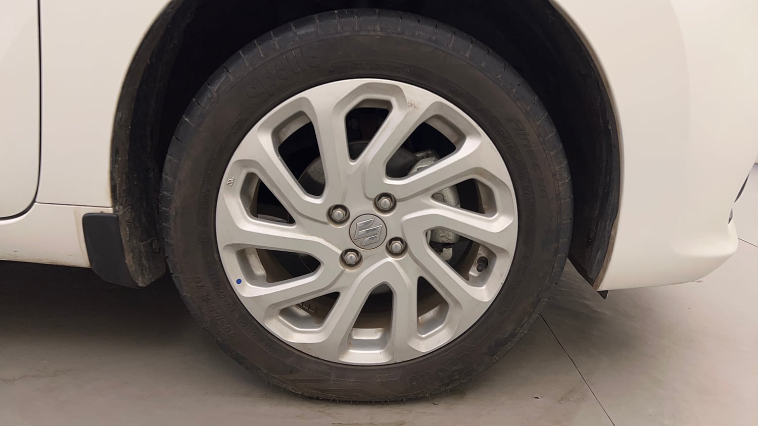 Used 2026 Maruti Suzuki Baleno Zeta MT CNG Cng Manual tyres RIGHT FRONT TYRE RIM VIEW