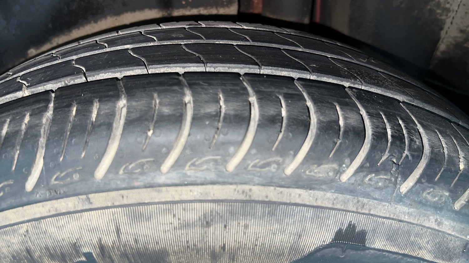 Used 2015 Maruti Suzuki Ciaz ZXi  AT Petrol Automatic tyres LEFT REAR TYRE TREAD VIEW