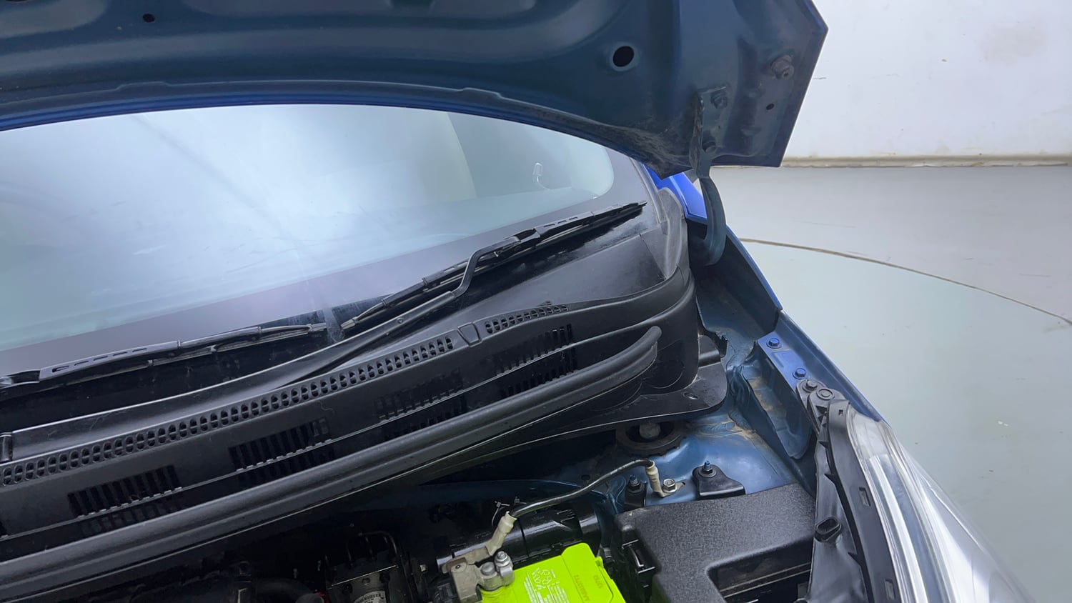Used 2018 Hyundai Grand i10 Sportz AT 1.2 Kappa VTVT Petrol Automatic engine ENGINE LEFT SIDE HINGE & APRON VIEW