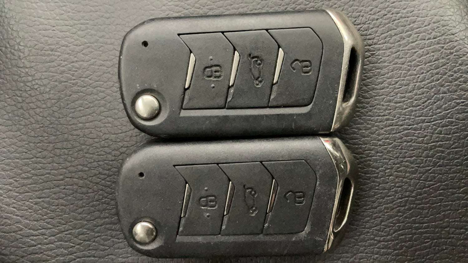 Used 2023 Mahindra XUV 300 W8 (O) 1.5 Diesel AMT Diesel Automatic extra CAR KEY VIEW