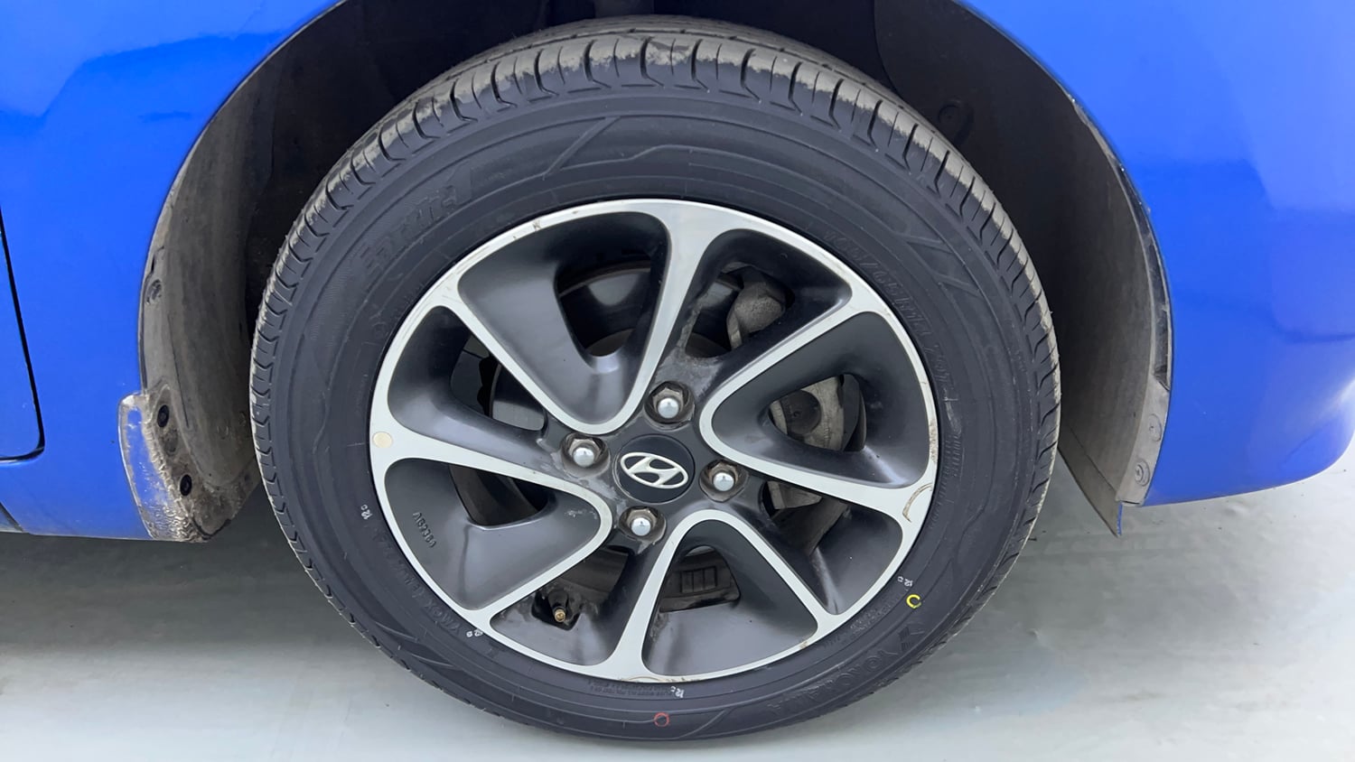 Used 2018 Hyundai Grand i10 Sportz AT 1.2 Kappa VTVT Petrol Automatic tyres RIGHT FRONT TYRE RIM VIEW