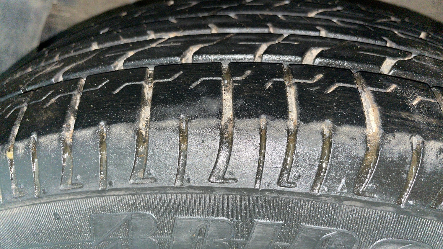 Used 2023 Mahindra XUV 300 W8 (O) 1.5 Diesel AMT Diesel Automatic tyres LEFT FRONT TYRE TREAD VIEW