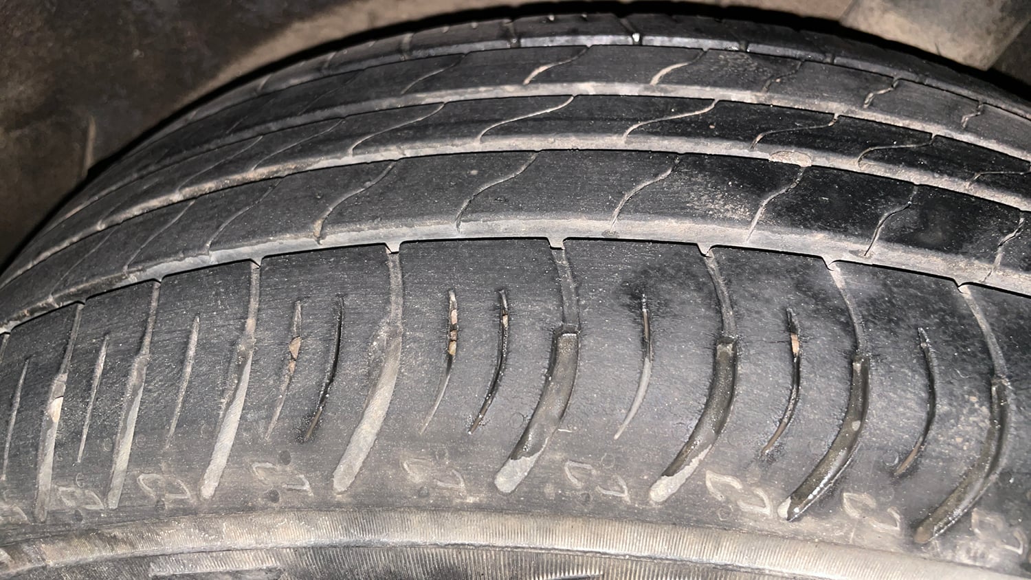Used 2022 Nissan Magnite XV Premium Turbo CVT Petrol Automatic tyres LEFT REAR TYRE TREAD VIEW
