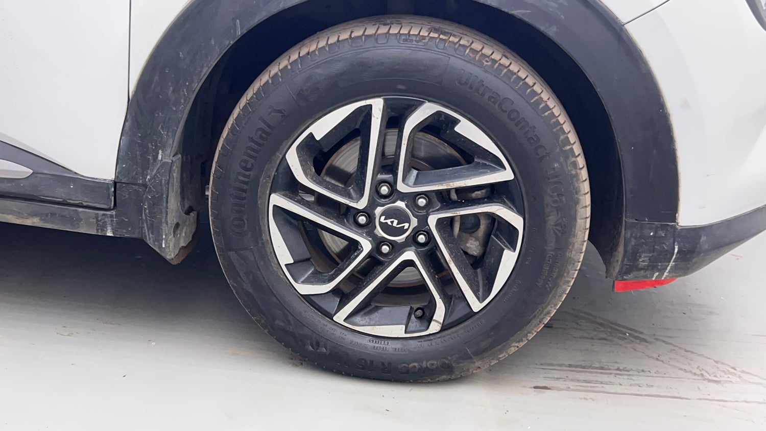 Used 2022 Kia Carens Luxury 1.4 Petrol 7 STR Petrol Manual tyres RIGHT FRONT TYRE RIM VIEW