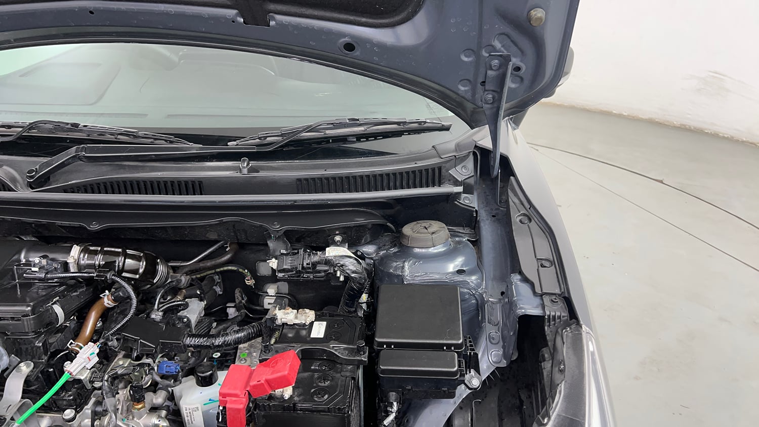 Used 2025 Maruti Suzuki Baleno Alpha AGS Petrol Automatic engine ENGINE LEFT SIDE HINGE & APRON VIEW