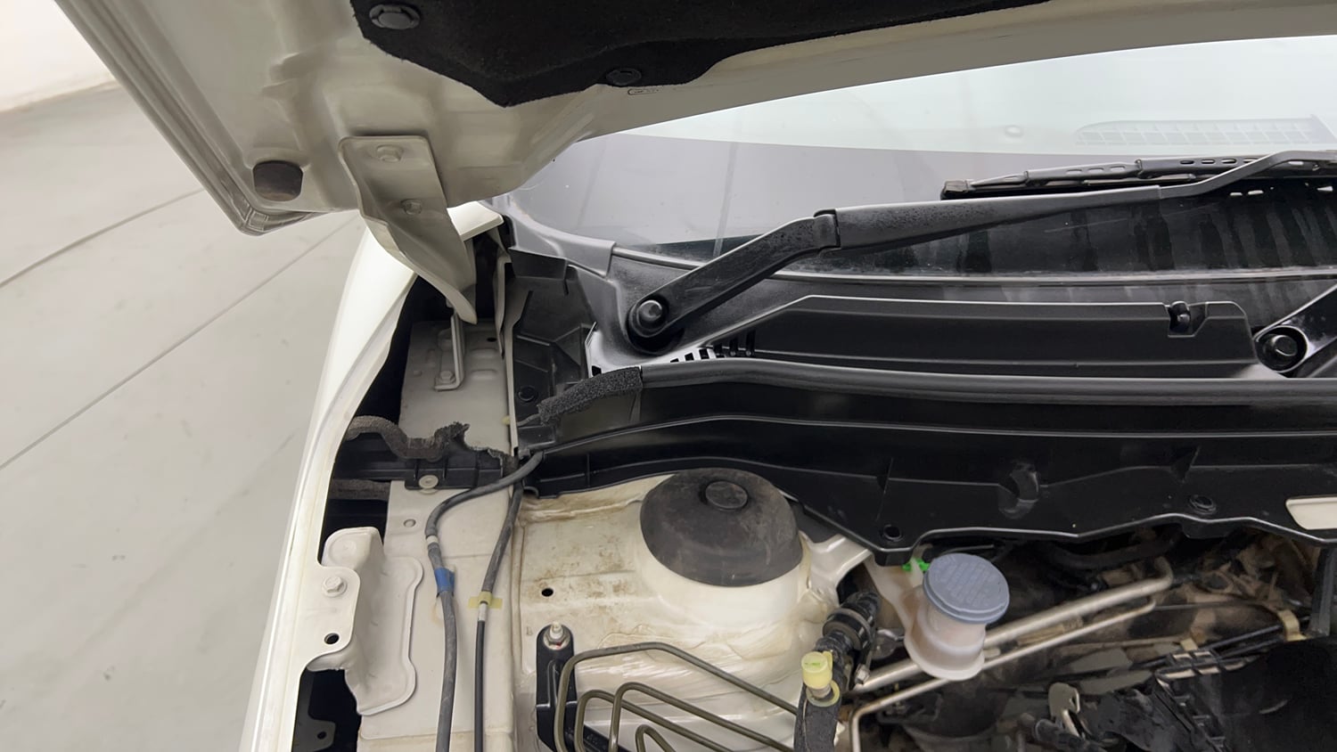 Used 2022 Maruti Suzuki Brezza ZXi Petrol Manual engine ENGINE RIGHT SIDE HINGE & APRON VIEW