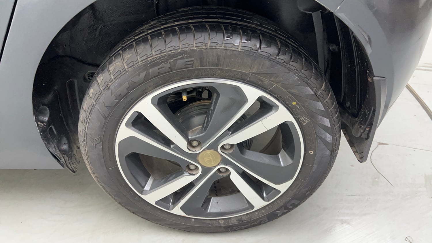 Used 2020 Tata Altroz XZ Petrol Petrol Manual tyres LEFT REAR TYRE RIM VIEW